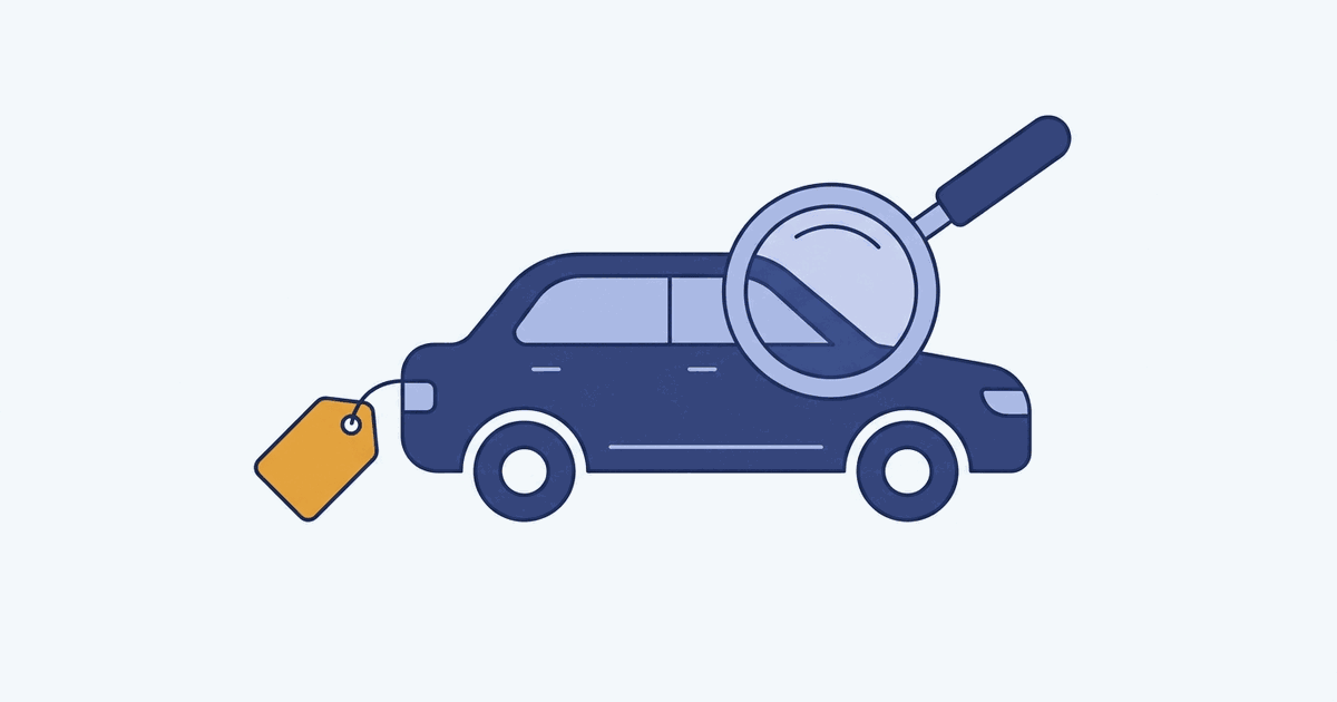 Ilustração de um carro visto de lado com uma etiqueta de preço pendurada e uma lupa sobre ele, em azul-marinho sobre fundo claro