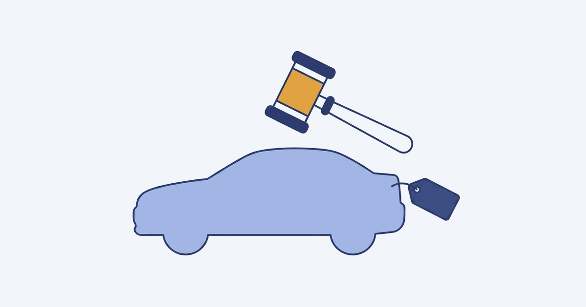 Ilustração de um martelo de leilão suspenso sobre a silhueta de um carro com uma etiqueta de lote, em azul-marinho sobre fundo claro